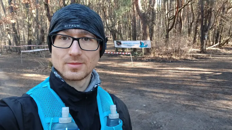 Marek Biega w trakcie zimowego biegu trailowego